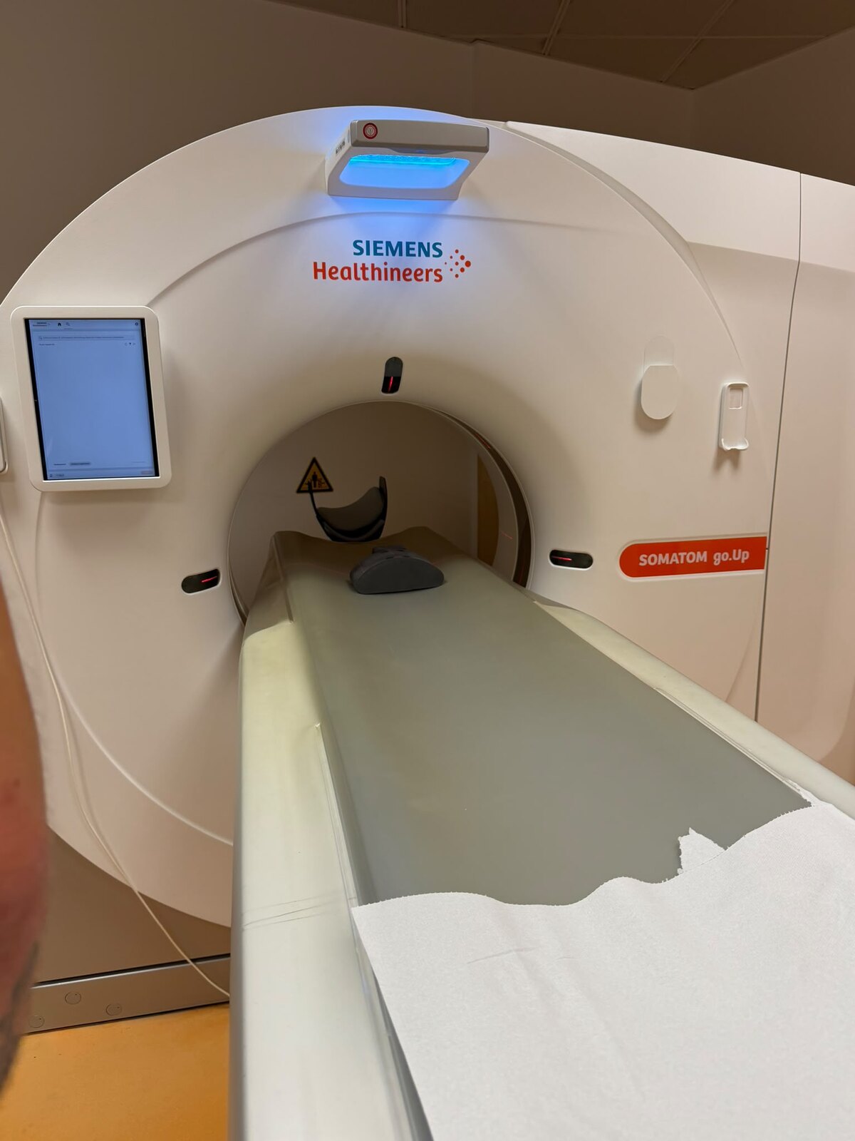Computertomograph mit leerer Liege